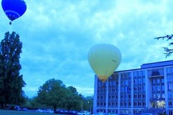 Balon Udara Tabrak Gedung, 3 Penumpang Selamat