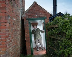 Inggris Punya Toilet Miring Mirip Menara Pisa