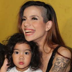 5 Selebriti Muda Penyandang Status Hot Mom