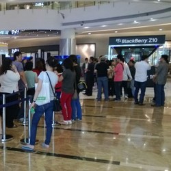 Resmi Dijual Ritel, Z10 Langsung Diserbu Pengantre