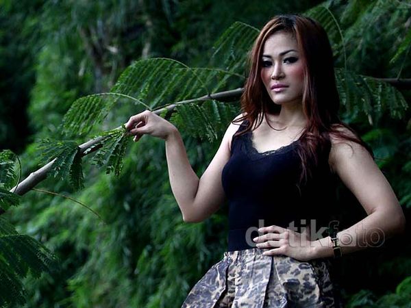 Rona Merah Pipi Si Seksi Paulina Gozal