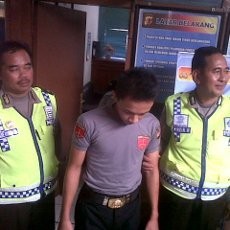 Polantas Gadungan Ini Ambil Gadget Cewek Fesbuker