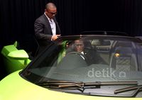 Anak Lulus Kuliah, Hotman Paris Hadiahi Lamborghini