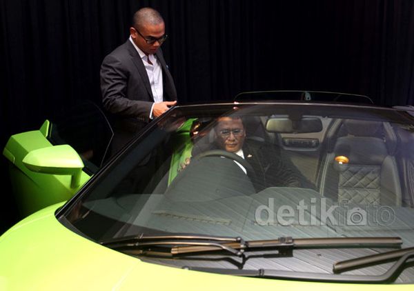 Anak Lulus Kuliah, Hotman Paris Hadiahi Lamborghini Anak Lulus Kuliah, Hotman Paris Hadiahi Lamborghini