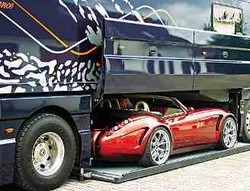 Bus Ini Tersedia Garasi untuk Simpan Ferrari