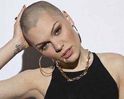 Jessie J Botaki Rambutnya untuk Amal Jessie J Botaki Rambutnya untuk Amal