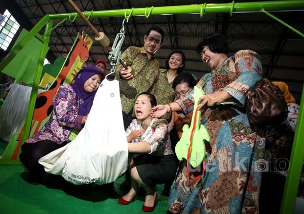Istri Wagub DKI Timbang Balita