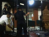 Kantor Tempo Diserang, Kaca Pecah-pecah