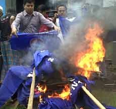 Mundur dari Partai, Pengurus DPD Partai NasDem Pasuruan Bakar Atribut