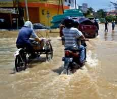 Kota Sampang Tergenang Banjir Kiriman, Jalur Menuju Omben Putus