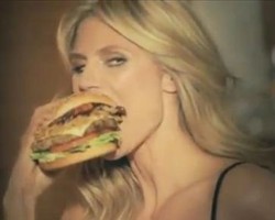 Seksinya Heidi Klum di Iklan Burger