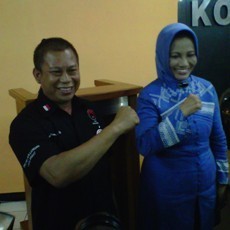 Ayi Resmi Gandeng Istri Dada Rosada Daftar ke KPU Bandung