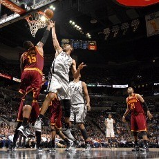 Tim Duncan Pimpin Spurs Tundukkan Cavaliers
