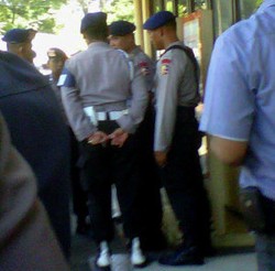 Belasan Anggota Brimob Serbu Mapolresta Depok