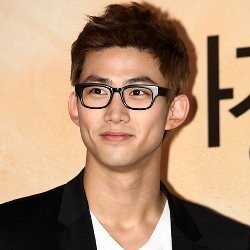 Sibuk, Taecyeon 2PM Tetap Kuliah