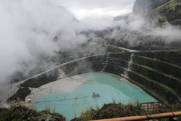 Menjelajah Kawah Tambang Raksasa di Grasberg