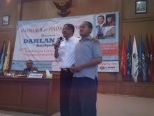 Mampu Jawab Pertanyaan, Dahlan Berikan Hadiah Rp 1 Juta ke Mahasiswa