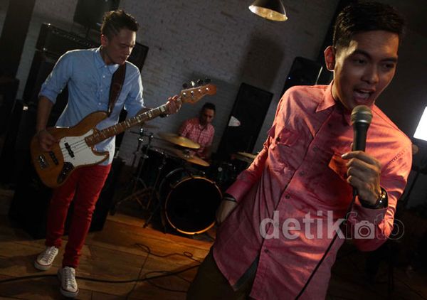 Intim Berdua Bersama Ada Band