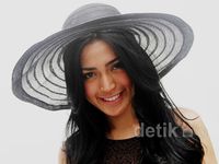 Senyuman Jessica Iskandar Selebar Topinya