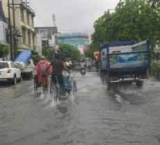 Kota Surabaya Banjir Diguyur Hujan