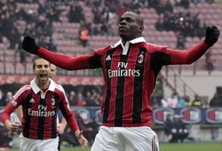 Balotelli mencetak gol melalui titik putih di babak pertama. Sementara 1 gol lainnya di cetak di babak kedua. REUTERS/Alessandro Garofalo.