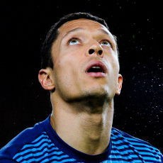 Barca Ditinggal Adriano Enam Pekan