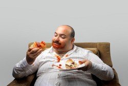 Orang yang Makan Sambil Nonton TV Lebih Banyak Konsumsi Kalori