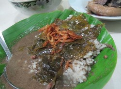 Anget-Anget Sedep Mengudap Nasi Pindang Kudus