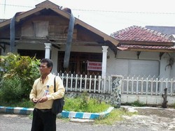 Boyamin Nekat Segel Sendiri Rumah Irjen Djoko di Madiun