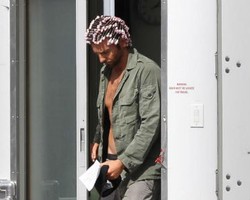 Bradley Cooper Pakai Roll Rambut Warna Pink