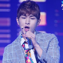 Acungkan Jari Tengah di Program Radio, Onew SHINee Dikritik