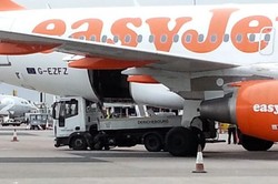 Truk Tersangkut di Bawah Pesawat di Inggris