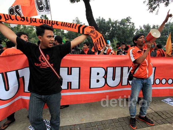 Jokowi Didesak Realisasikan Markas Persija Jokowi Didesak Realisasikan Markas Persija