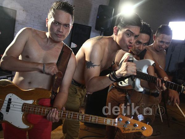Ada Band Topless