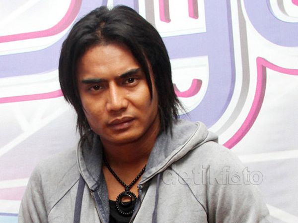 Wajah Tanpa Senyuman Charly Setia Band