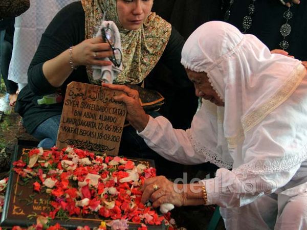Isak Tangis Pecah di Pemakaman Tata Dado