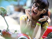 Pose Si Cantik Tasha Said di Atas Vespa
