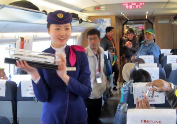 Pramugari Cantik di Kereta Api Cepat China