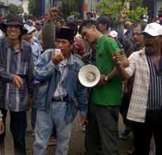 Ratusan Pekerja Besi Demo PT Indonesia Marina Shipyard