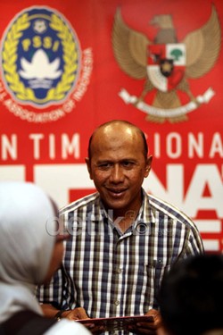 Rahmad Darmawan mengumumkan nama-nama pemain yang akan memperkuat timnas melawan Arab Saudi di Hotel Sultan, Jakarta, Selasa (19/3/2013).