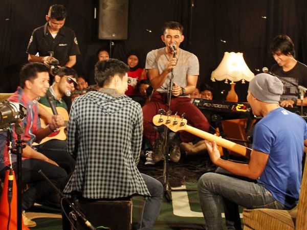 Lyla Band Tampil Akustikan di LIVECHATkustik detikForum