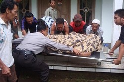 Lagi Asyik Petik Duku, 3 Warga Banyumas Disambar Petir