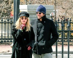 Baru Putus dari Zoe Saldana, Bradley Cooper Sudah Pacari Model Inggris