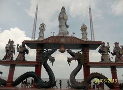 Keren! Surabaya Punya Klenteng di Pinggir Laut