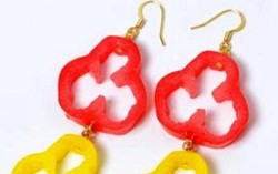 Mau Berdandan dengan Bandana Daging dan Anting Paprika Ini?