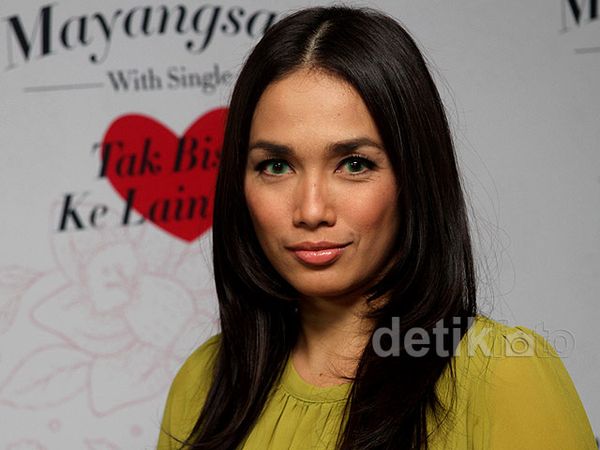 Rambut Belah Tengah Ussy Sulistiawaty