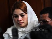 Nikita Mirzani Berkerudung