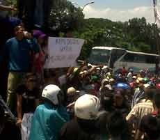 Ratusan Warga Tuntut Dipekerjakan di Pabrik Pengemasan Susu Purwosari