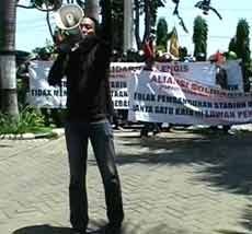 Tolak Pembangunan Stadion Baru, Mobil Dinas PU Sempat Disandera