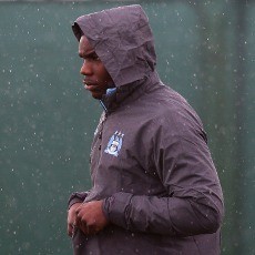 Richards Bidik Derby Manchester untuk Comeback